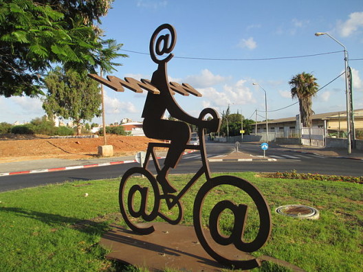 640px-PikiWiki_Israel_32304_The_Internet_Messenger_by_Buky_Schwartz